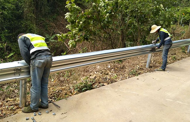 四川高速公路护栏的定期维护与保养