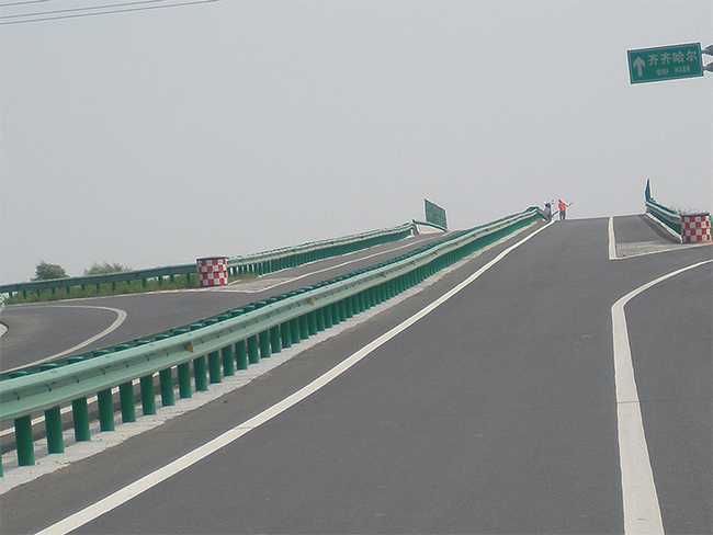 四川高速公路护栏的材质与规格